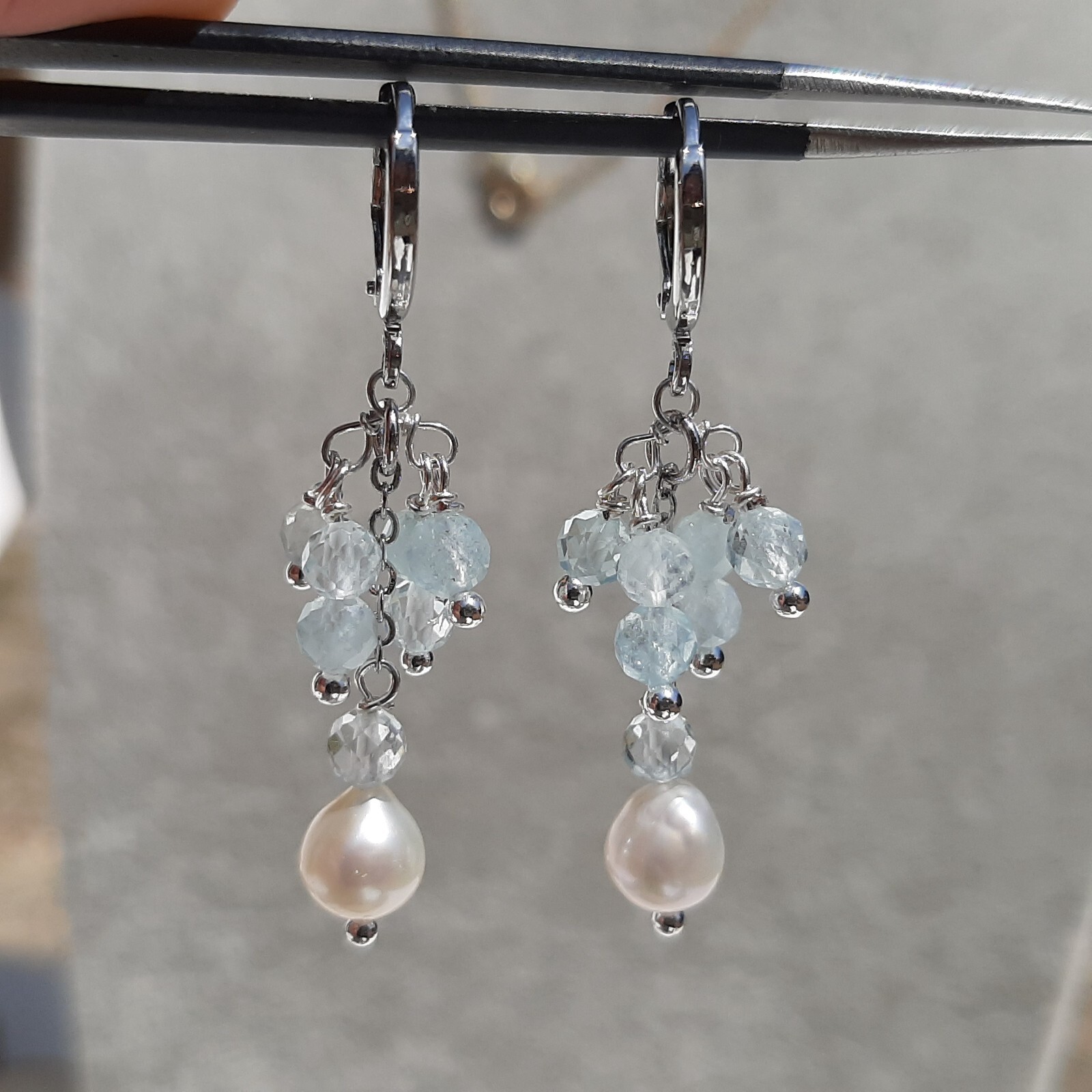 Boucles d'oreilles dormeuses perle pierre précieuse aigue marine or blanc