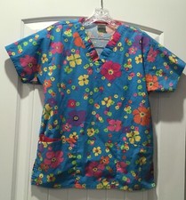 DICKIES WOMAN SCRUB TOP - SHORT SLEEVE - V NECK - BLUE FLORAL - SMALL