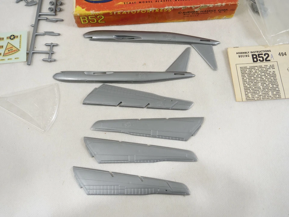 Aurora N.494-49 Aereo B52 Stratofortress Kit 1/270 Jamais Montato IN Scatola - Immagine 3 di 4