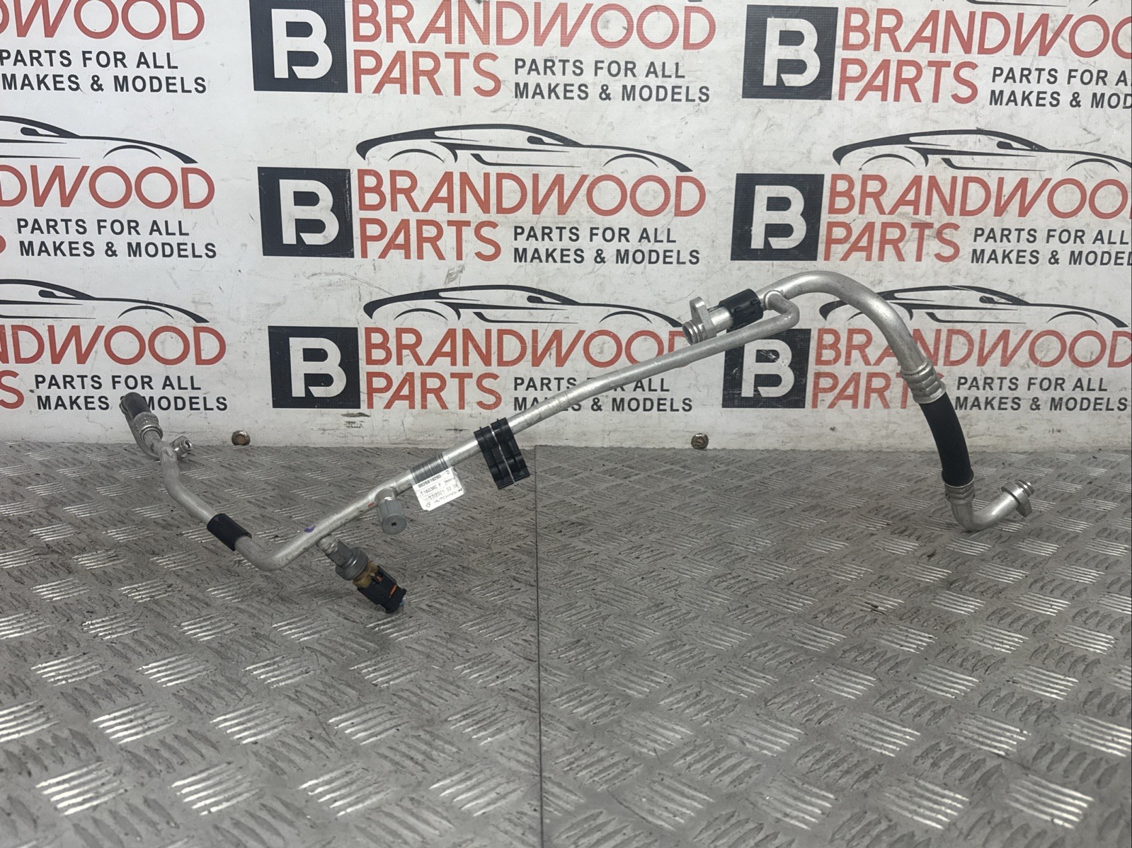 Peugeot E-208 2021 montaje tubo freón aire acondicionado 9826919280