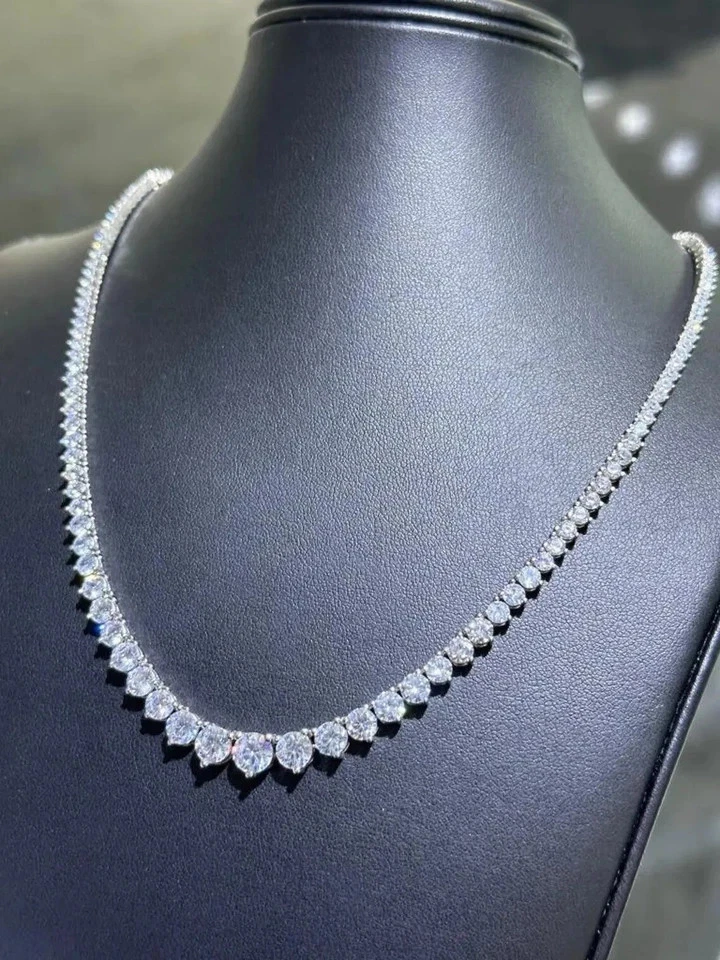 Collar de tenis para mujer de diamantes graduados creado en laboratorio de 40 quilates enchapado en oro blanco de 14 quilates Foto 3 de 4