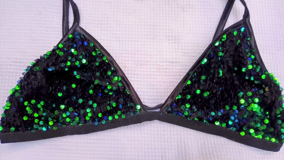 2 tops de bikini para mujer trajes de baño talla 10 negros con lentejuelas verdes y coral/rojo usados en excelente estado👙 Foto 2 de 4