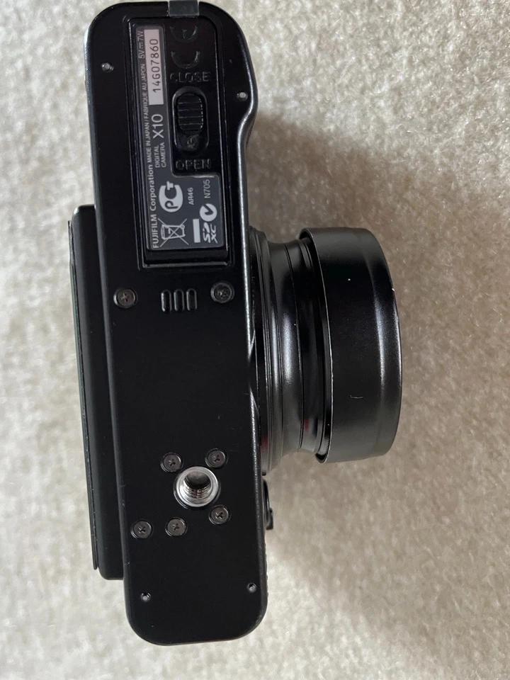 Fujifilm FinePix X Series X10 12.0  MP Digitalkamera - Schwarz - Bild 4 von 4