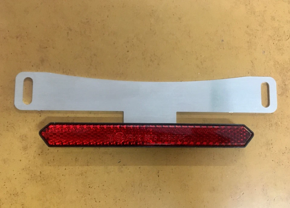 CATARIFRANGENTE POSTERIORE CON STAFFA PER TARGHE MOTO UNIVERSALE OMOLOGATO 134mm