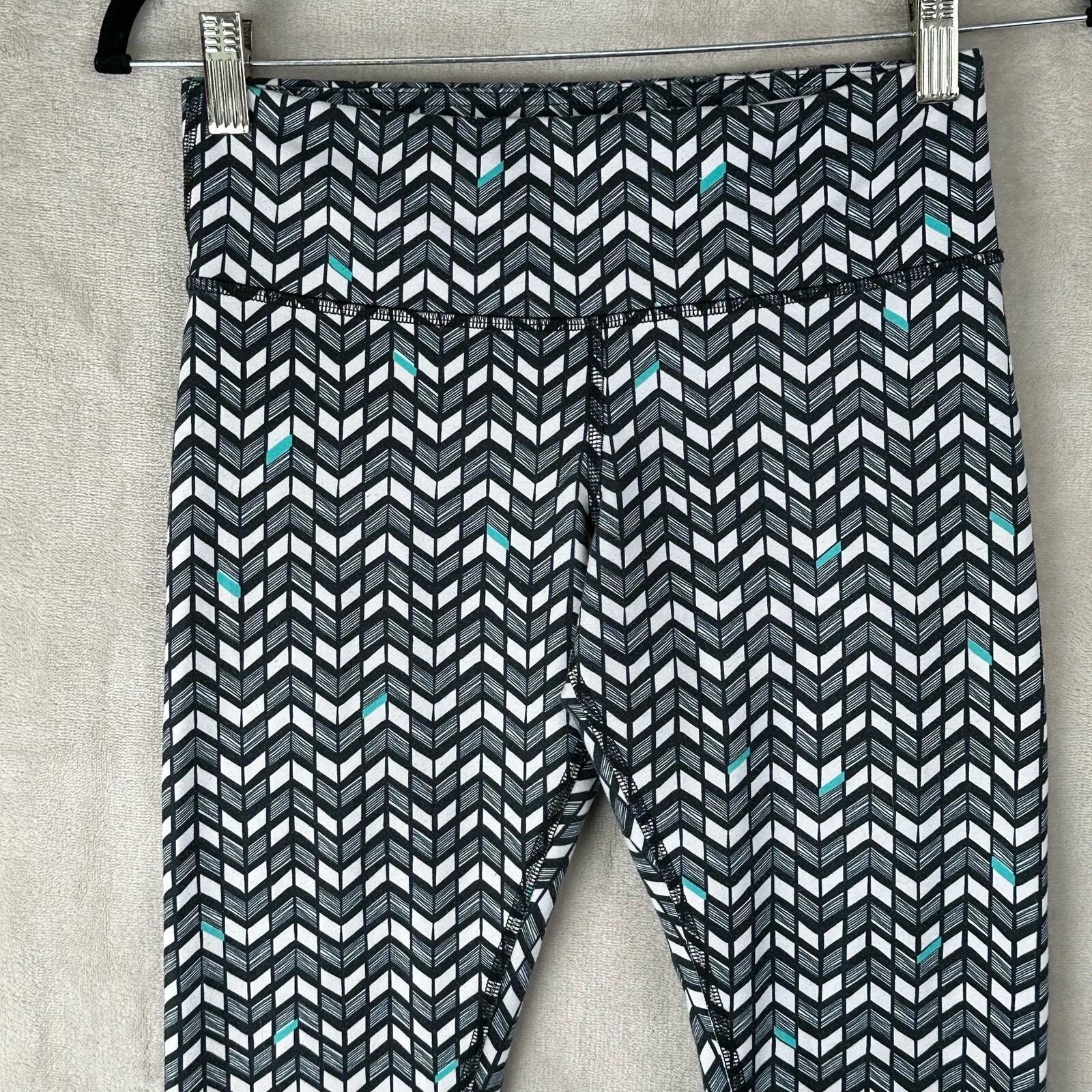 alo-yoga chevron mid rise stretch workout gym leggings