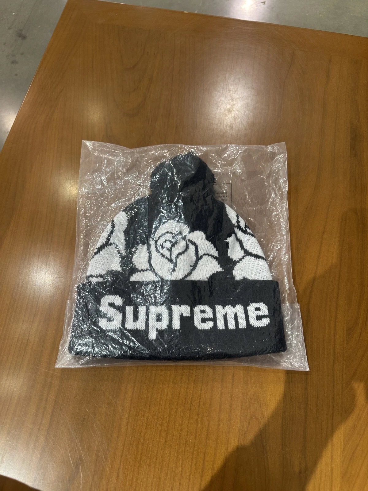 Bonnet noir Supreme Rose NEUF ENVOI RAPIDE
