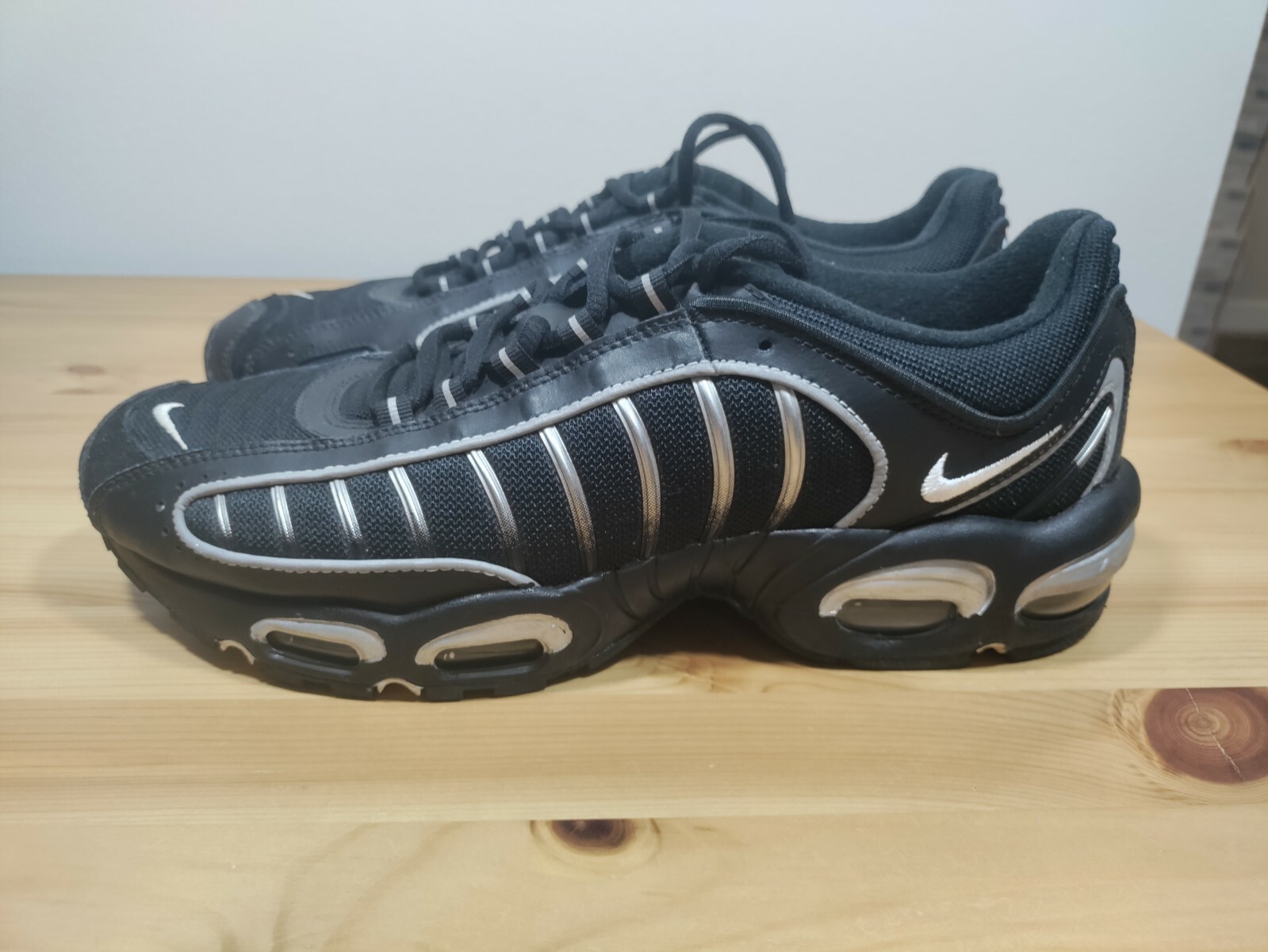 tailwind 4 black silver