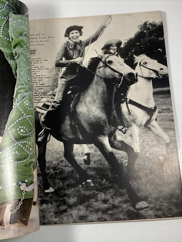 Harper's Bazaar Magazine August 1972 Fashion Lauren Hutton & Cliff Robertson - Picture 9 of 10