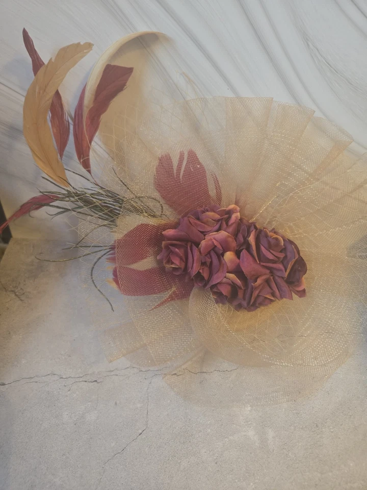 Facinator Vintage Dorado con Diadema Flores Borgoña, Borgoña y Plumas Doradas Nuevo Foto 2 de 4
