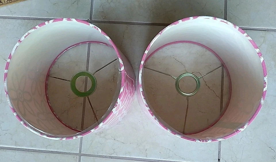 Conjunto de 2 abajures floridos rosa e branco quente ainda em invólucro plástico - Imagem 3 de 4