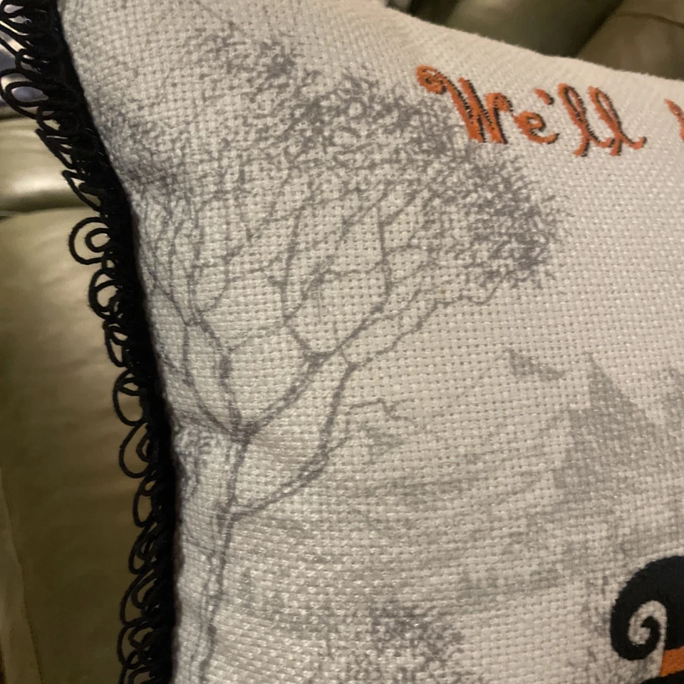 万圣节装饰枕头狗服装 14x28 腰部诡计零食  — 第 2/4 张图片