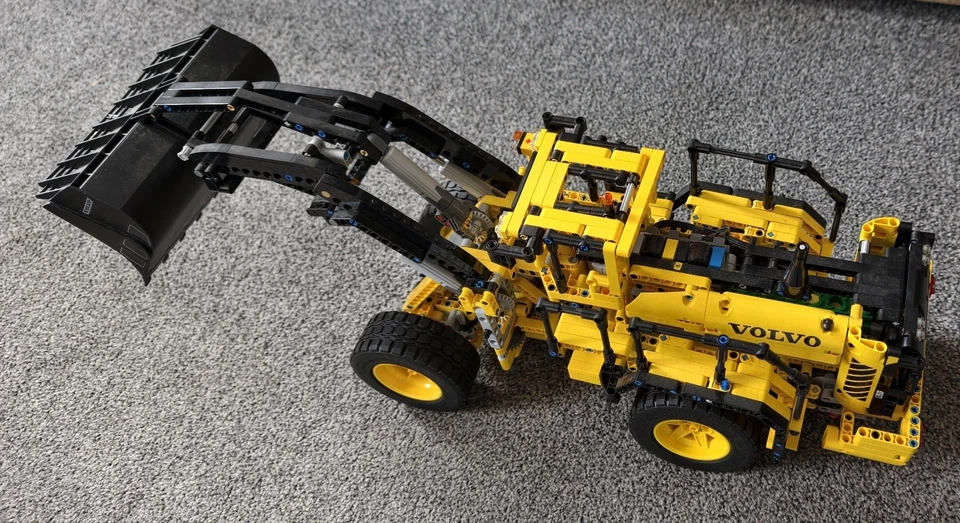 LEGO Technic 42030 Remote-Controlled Volvo L350F Wheel Loader, photo 2 of 5