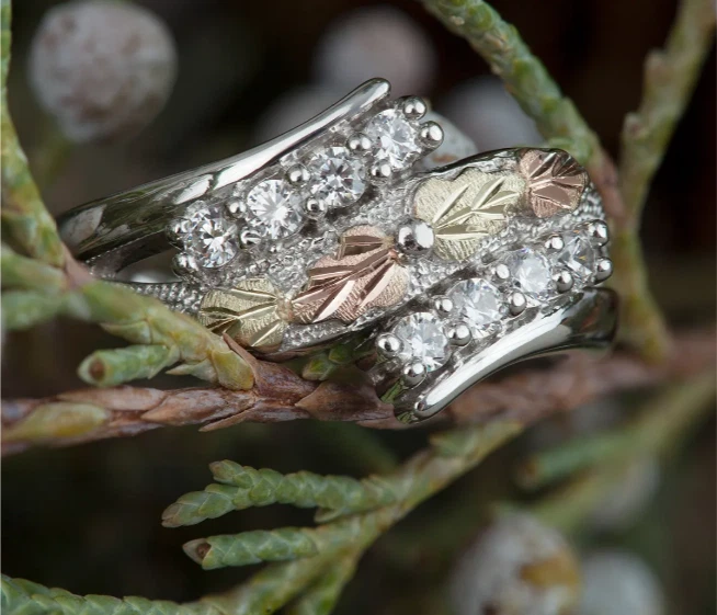 Anillo envolvente Landstrom's Black Hills oro circonita cúbica y hoja plata de ley Foto 2 de 2