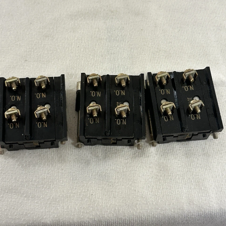 Lot Of 3 New Cutler Hammer E30KLA4 Pushbutton Contact Block Oil Tight 600V - Изображение 2 из 4