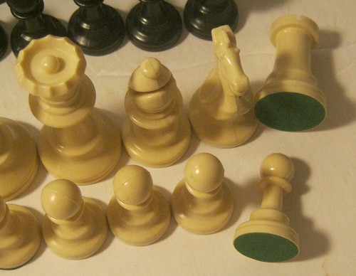 Classic STAUNTON Black & White CHESS SET Plastic w Green Felt Bottoms NO BOARD!! - Picture 3 of 3