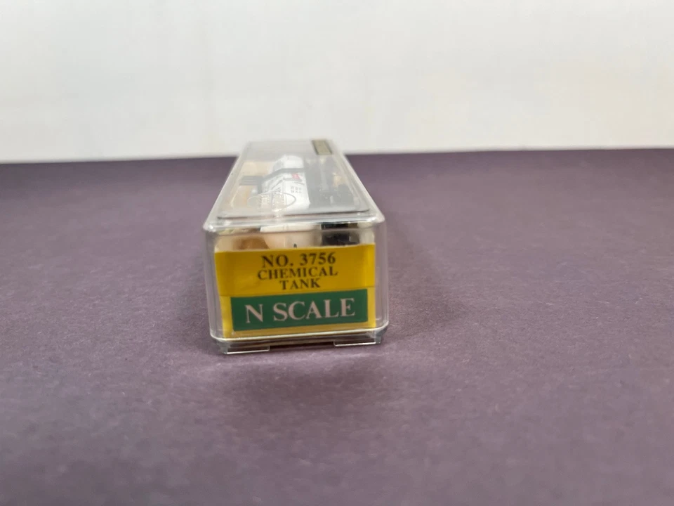 Model Power N Scale Train 3756 Chemical Tank Car BAKER'S CHOCOLATE GATX 31057 - Image 3 of 4