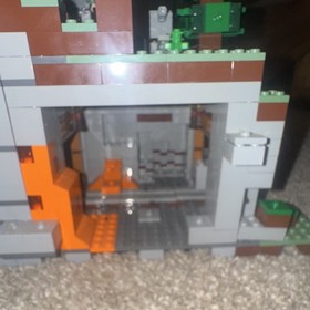 *99% Complete w/All Minifigs* LEGO Minecraft 21137 The Mountain Cave