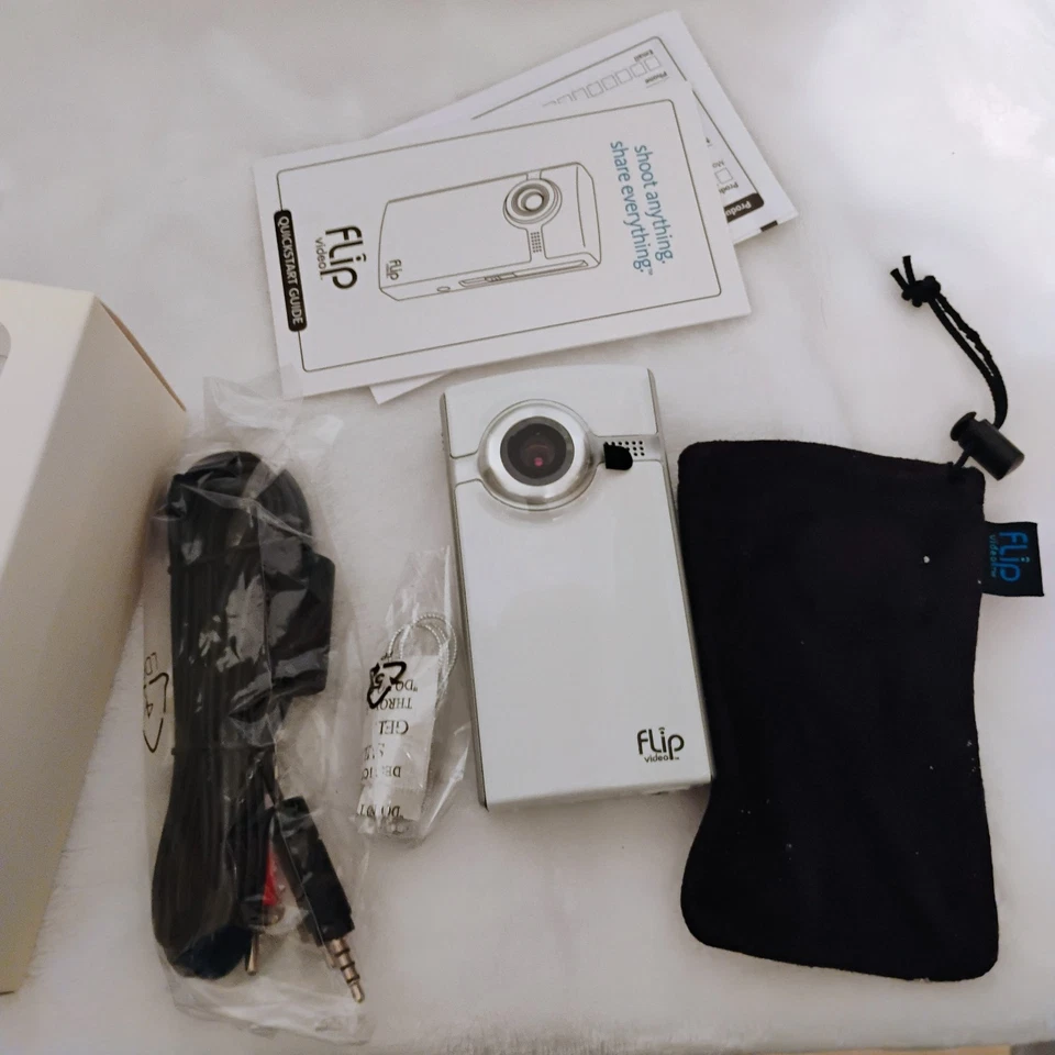 Flip Video Ultra Series White & Silver 2GB 60 Minutes 2007 USB Camcorder NEW - Image 2 of 4