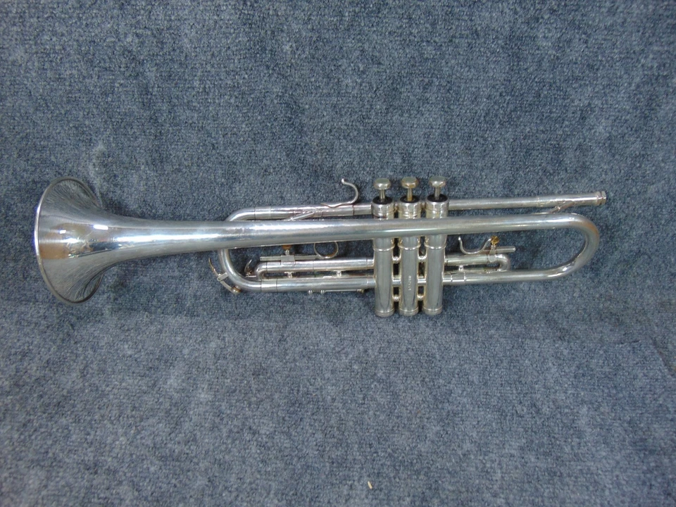 Olds 小号 Super Star UltraSonic 可随时播放吹嘴盒 1950 年代 Fullerton — 第 2/4 张图片