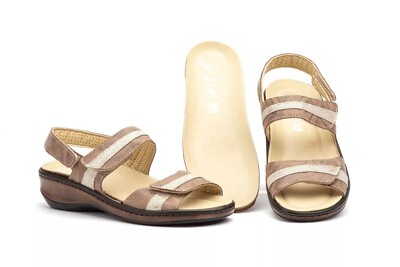 5050 Sandalia de piel beige, cierre fácil,  plantilla confort extraible, confort