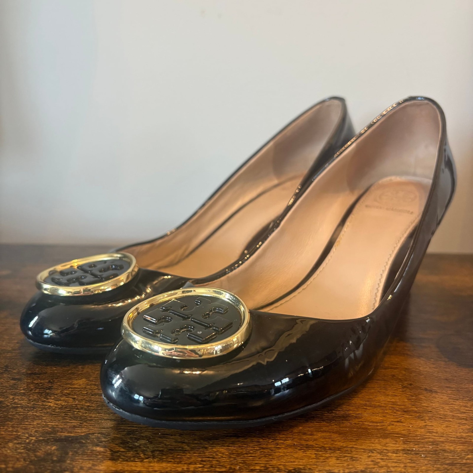 Tory Burch Black Patent Logo Wedge Pumps Size 7.5 Classic Heels
