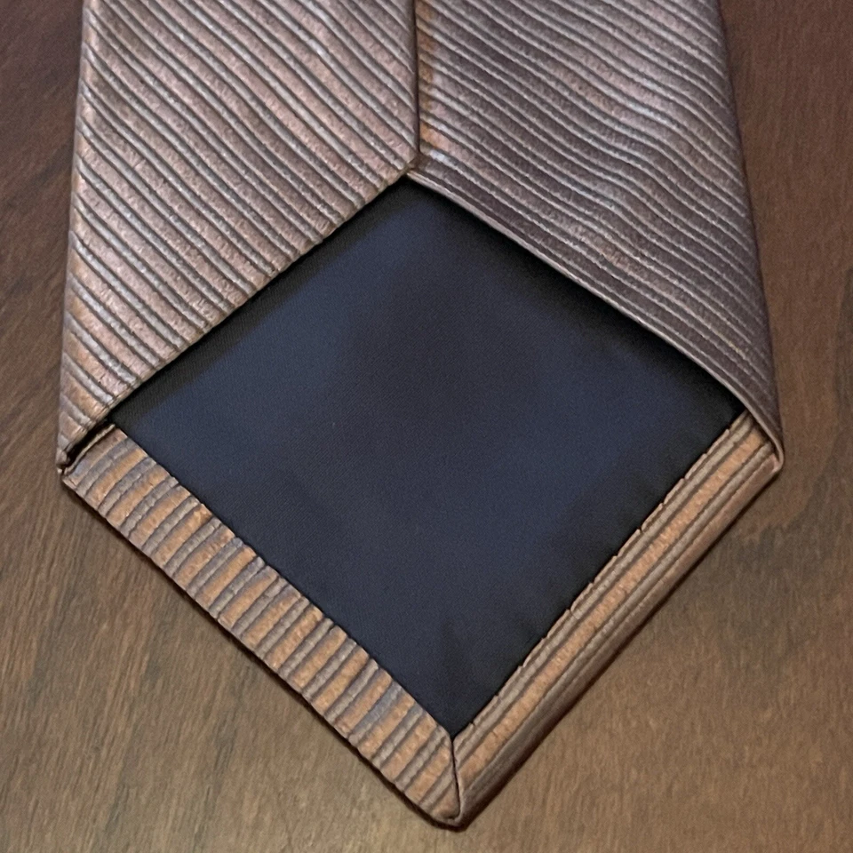 Corbata Kenneth Cole Reaction marrón 100 % seda para hombre hecha en China Foto 2 de 4