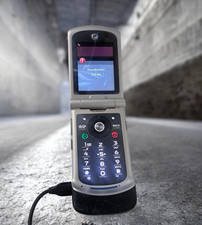 Motorola RAZR VE20 Flip Cellular Phone Black Silver 2.0 MP 2.2" TFT Color Screen
