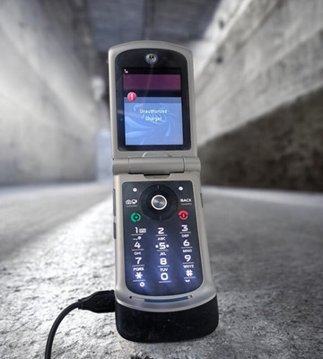 Motorola RAZR VE20 Flip Cellular Phone Black Silver 2.0 MP 2.2'' TFT Color Screen