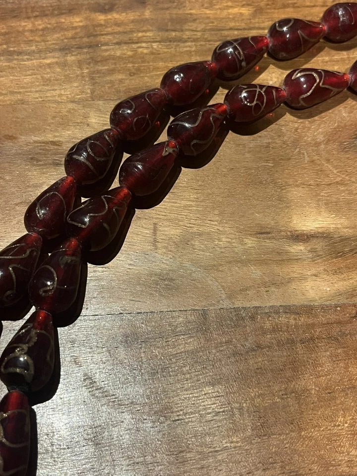 Cuentas de vidrio de arte rojo vintage oro remolino lágrima años 40 era 10 pulgadas hilo Foto 4 de 4