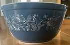Vintage 1980's Pyrex #402 1.5L Mixing Bowl Colonial Mist Blue with White Flowers