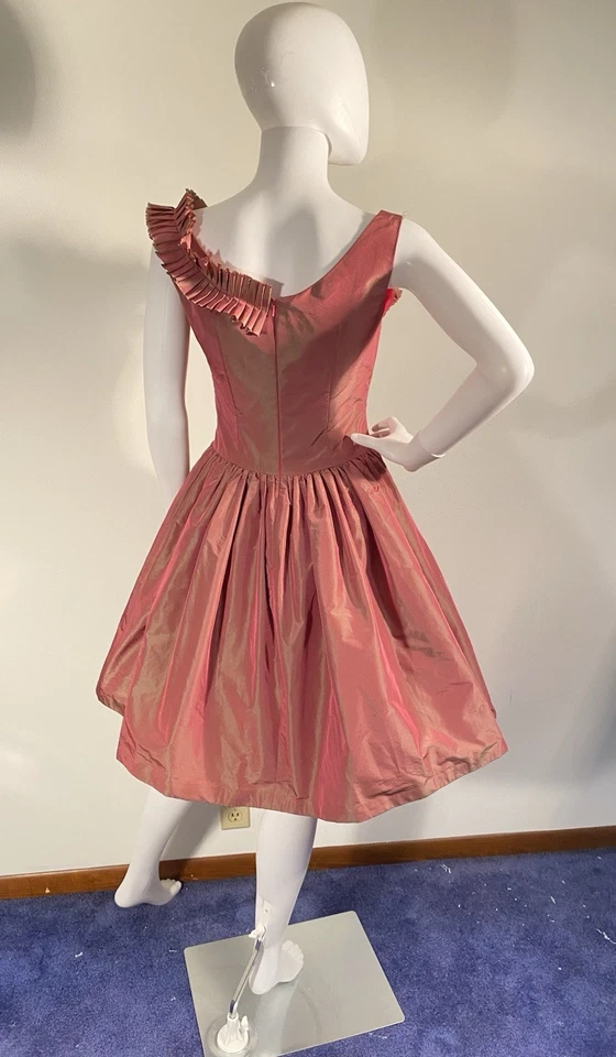 Vestido de fiesta retro estilo años 50 rosa piel de tiburón tafetán de Shantel Regier talla 6 Foto 4 de 4