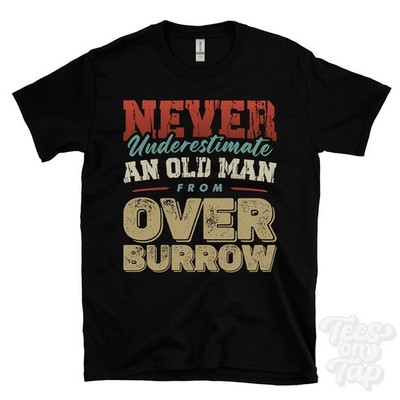 NIEMALS UNTERSCHÄTZEN SIE EINEN ALTEN MANN AUS OVER BURROW T-SHIRT Weihnachtsgeschenk Lancashire