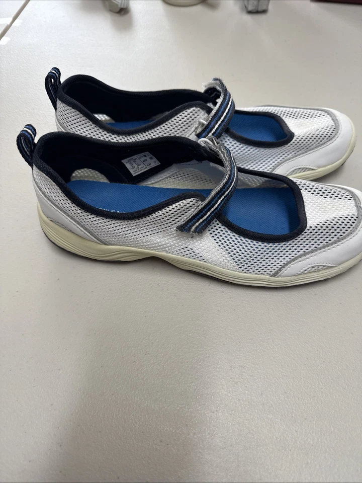 LANDS END WOMANS COMFORTABLE MESH MARY JANE STYLE WATER SHOE SIZE 9 B WHITE BLUE - Image 2 of 4
