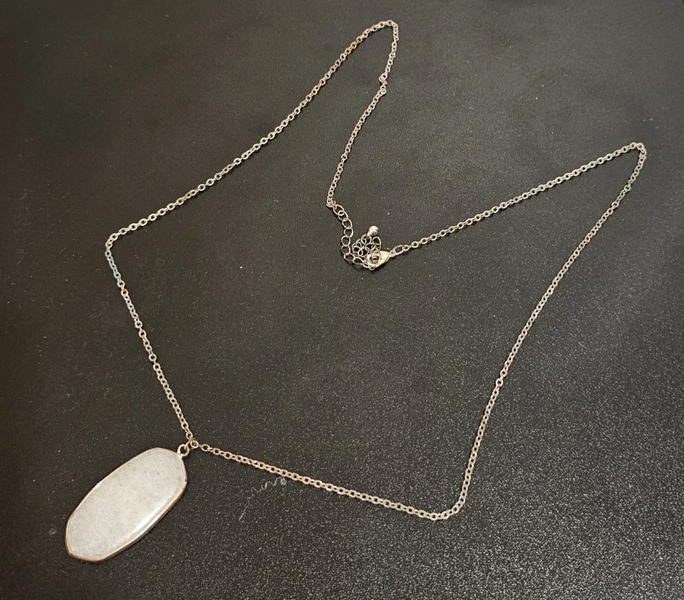 Collar Colgante Reversible Ovalado Madreperla Diseño Estreno Cristales Transparentes Foto 2 de 2