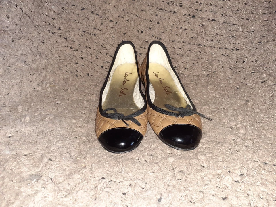 SUELA LONDON-Cuero acolchado bronceado-Puntera de charol negro-Talla 38-Excelente Foto 3 de 4