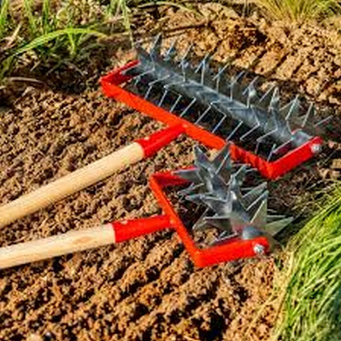 2 In 1: Motozappa E Rastrello Aeratore Per Prato Con Manico In Legno 130 Cm – Rimuove Muschio E Foglie, Denti Zincati E Goffrati