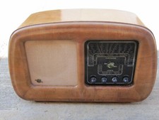 Radio antica vintage in legno a valvole a conversione di frequenza anni '50