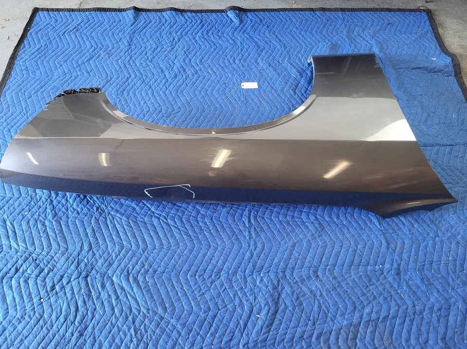 Dodge Challenger 2015 guardabarros delantero derecho pasajero 2015-2023 usado OEM Foto 4 de 4