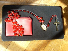 ROSARY RED HARD PLASTIC BEADS, 5 STATIONS, GOLD TONE CRUCIFIX, ZIP CASE NEW BOX