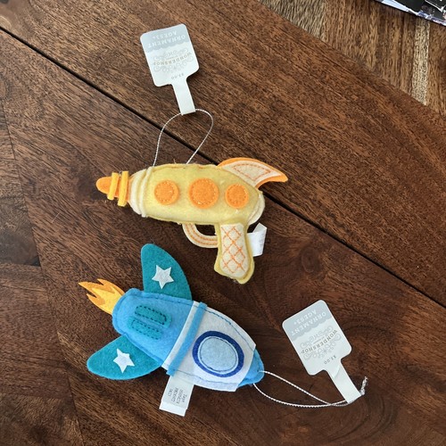 Rocket Ship and Ray Gun Felt Ornament PAIR Sci Fi Planet Space NEW Wondershop - Afbeelding 4 van 6