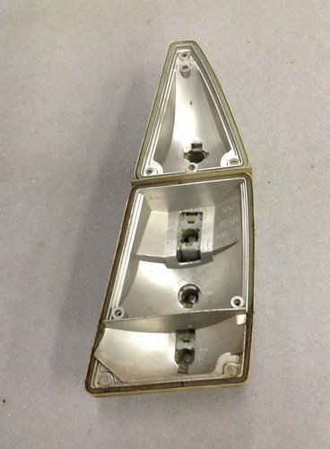 W11/   VW Passat Variant B1  Rücklicht Rückleuchte Lampenträger