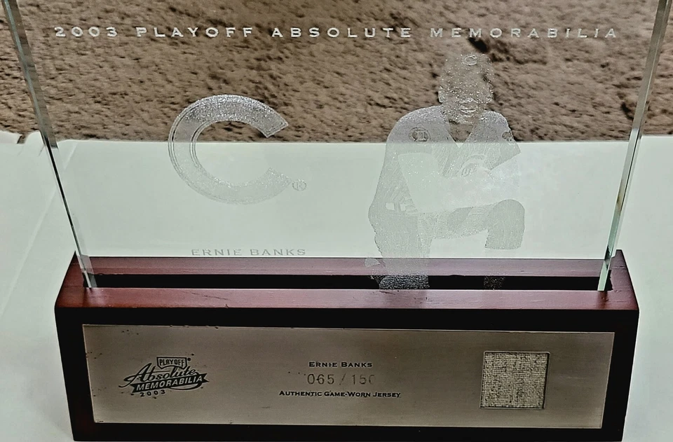 Camiseta deportiva 2003 Playoff Absolute Memorabilia Ernie Banks usada en juegos vidrio/soporte/caja  Foto 2 de 4