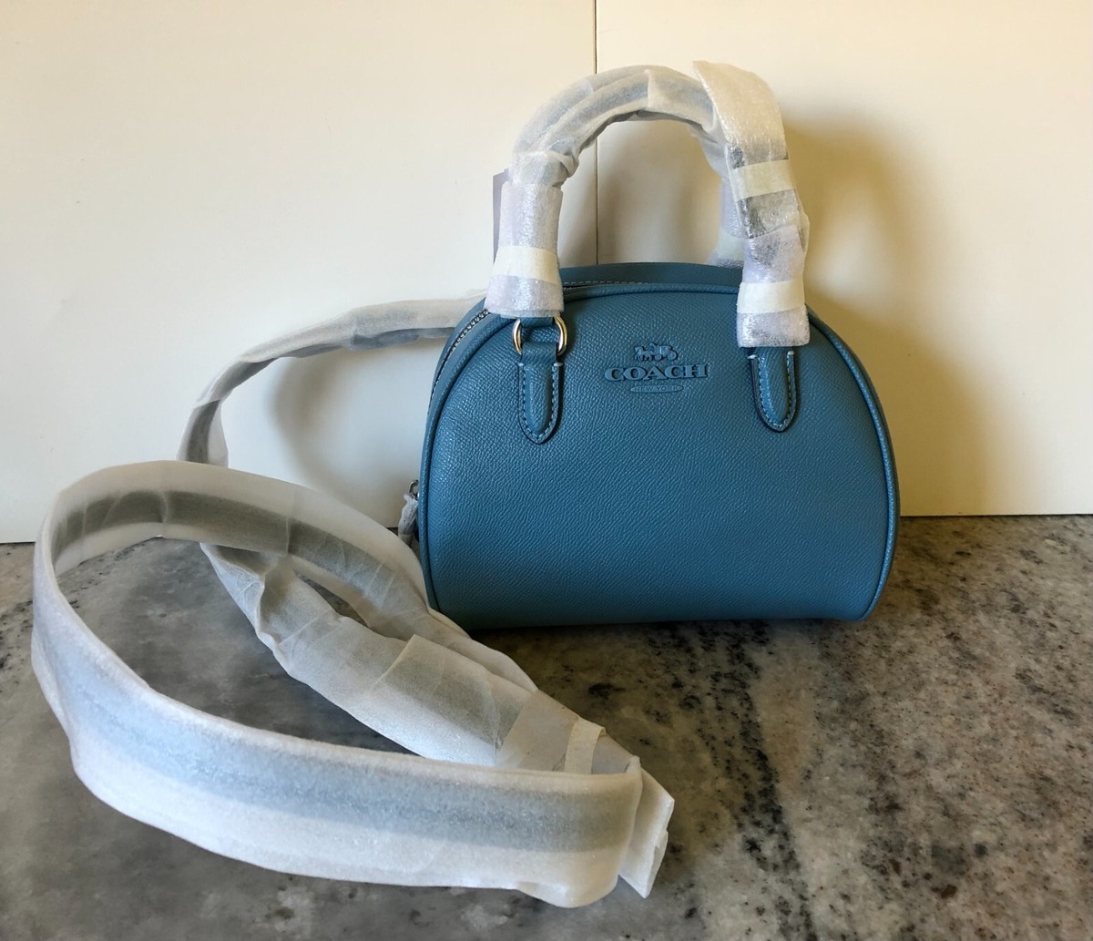 COACH レザーショルダーバッグ　ブラック　ブルー COACH（コーチ） ショルダーバッグ レザー サリバン フラップ クロス