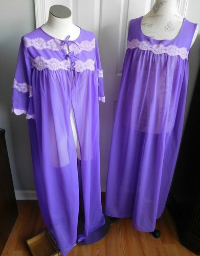 VINTAGE DEEP PURPLE mit SPITZE G M COMPANY LANGES NYLON NACHTHEMD MORGENMANTEL PEIGNOIR SET SM