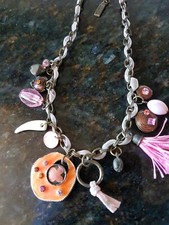 COLLIER AXELLE CREATION TONS CORAIL/ROSE, BRELOQUES, PERLES, ÉMAIL, GLAND