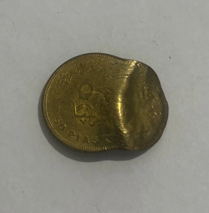 EGYPT 50 PIASTERS COIN Cleopatra 2012 ERROR COIN wrote Cancelled In Arabic . - Image 2 of 2