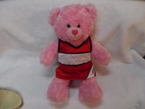 5/18 BAB Build a Bear rosa Cheerleader Bär mit roter Uniform - Bild 1 von 9