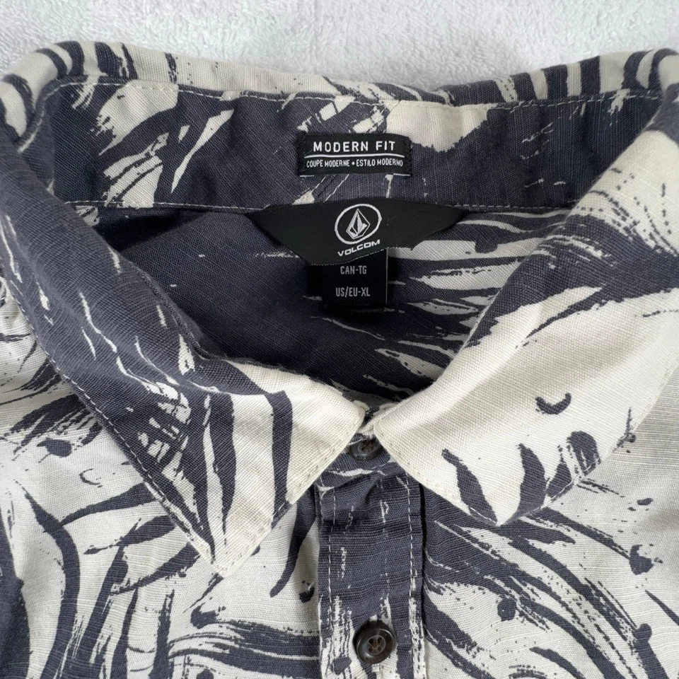 Volcom Shirt Men's L White Black Modern Fit Button Up Palms Hawaii Lightweight - Image 2 of 4