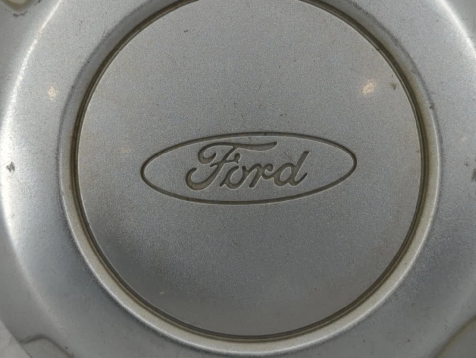 Tapa central de llanta Ford Expedition 2022 plateada PF7D7 Foto 2 de 4