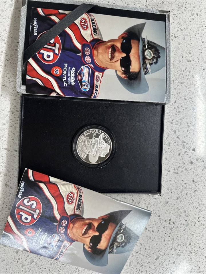 Moneda redonda de plata maciza Richard Petty de 1 oz .999 a prueba como de coleccionista, tonificada Foto 2 de 4